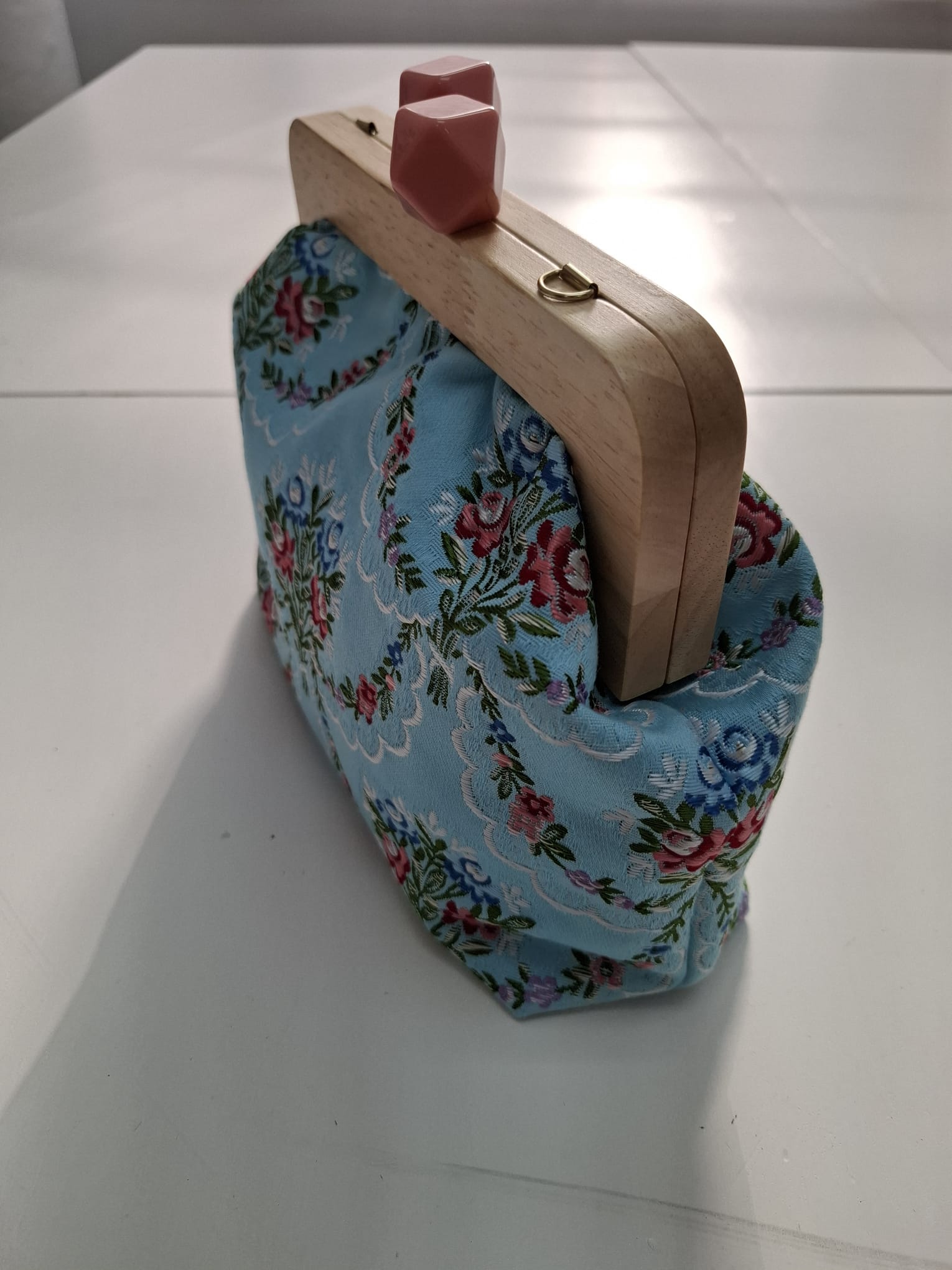 bolso tela bordada azul lado